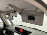 【サンバイザー】車内で身だしなみを整えるためのバニティミラーがセット。お化粧直しや髪型のチェックに活用できます。