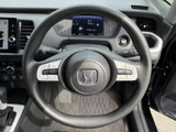 手元に複数のスイッチを備え、運転姿勢を保ちながら各種操作を行いやすい仕様です。握りやすい形状で、メーターの確認もしやすい配置。日常の運転で使う機能に手が届き、快適な操作をサポートします。