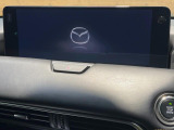 【12.3インチマツダコネクト】車内の雰囲気にマッチした大型ディスプレイ。スマホ接続でのナビ使用やBluetooth再生等、様々な機能が楽しめます。直感的なダイヤル操作が可能で、使い勝手も良好です。