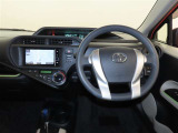 シンプルで使いやすいデザインの運転席です。