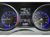 メーター中央にはカラー液晶画面が備えられ、車のインフォメーションを簡単に把握できます。