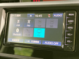 AM・FMに加え、CDやSD、Bluetooth、AUX、TVなどの音源を画面から選択できます。普段使う機器や聴きたい内容に合わせて切り替えられ、音楽やラジオを楽しむ際にも便利です。