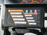 FM・AM・TV・DISCなどの選択項目が画面に並び、使いたい音源を見つけやすい構成です。ナビや交通情報、設定画面にも切り替えられ、日々の移動に合わせて活用いただけます。