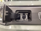 普通充電は6kWの高い出力で行うため、満充電まで約4.5時間という早さです。ホンダエンブレムの左側の蓋を押して開けます。あとは充電コネクターを差すだけで充電開始です。