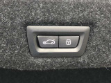 ボタン操作ひとつでトランクの開閉を可能とする電動トランクが付いております。
