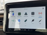 タッチ画面に各メニューが表示され、項目を見ながら選びやすい構成です。FM・AMやBluetooth、USBなどに対応する表示があり、日々の移動を便利にサポートします。