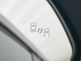 【ブラインドスポットモニター】走行中、ドアミラーの死角になりやすい箇所に後続車が接近するとサイドミラーのレンズに警告を表示!ドライバーに注意喚起をしてくれます。