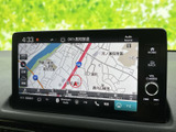 地図を画面いっぱいに表示でき、周辺の道路や現在地を確認しやすい仕様です。行き先を探す際にも画面を見ながら操作でき、慣れない道へのお出かけをサポートします。