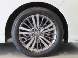 純正のアルミホイール装着車です。タイヤサイズは215/55R17です。