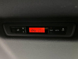 【リアオートエアコン】広い後部座席には必須の機能!風量や温度を自動で調整し前席と同様な車内環境にしてくれるリアオートエアコンを装備。夏の暑さも冬の寒さもストレスなく快適にお過ごしいただけます♪