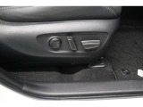 運転席はパワーシート搭載。微妙な調整が手軽にでき、ピッタリのポジションで運転することが可能です。