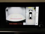 パノラミックビューモニターを装備。駐車場や交差点でクルマを真上から見るように周囲を確認できます。機能の詳細は販売店スタッフまでおたずねください。