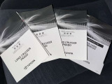 メンテナンスノート、取扱説明書ですね。 車の情報が凝縮されています。 車の整備記録が記載されている大事な物ですよ。