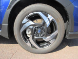 右前 18インチアルミホイール タイヤサイズは、225/55R18です。「*ホイールロックナットは展示用です」