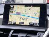 道路や周辺施設が表示された地図画面で、現在地や目的地までのルートを確認できます。画面下部には詳細表示や地点登録などの項目も並び、目的地設定の際にも使いやすいナビゲーションです。