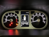 ベンチシート形状で足元も含め広々ゆったり座っていただけます。運転席側に装備してますセンターコンソールボックスを利用頂くとセパレートしてリラックス、ベンチにして開放的に2タイプお好みに合わせ使えます。