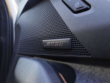 BOSE装着車はスピーカーグリルやBOSEロゴを確認できます。