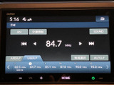 FM・AMの選択や交通情報、音質設定に加え、周波数のプリセットも画面上で確認できます。使いたい放送局を選びやすく、日々の移動中に音楽やラジオを楽しむ際にも便利です。