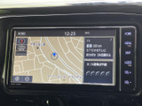 地図と現在地の目印が表示され、周辺の道筋を画面上で確認できます。情報欄も同時に表示される構成で、目的地までの移動中に必要な案内を把握しやすい画面です。