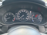 速度計を中央に配した見やすいレイアウトで、必要な情報を運転席から確認しやすくまとめています。左右の計器や表示部も視線を大きく動かさず把握でき、日常の運転を支えます。
