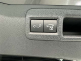 電動式バックドアです。 荷物を持ったままでもボタン一つで自動的に開け閉めできるので便利ですよ。 挟み込み防止機能も付いていますのでお子様の手や荷物を挟み込むのを防いでくれますよ。