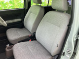 前席は背もたれと座面にゆとりを感じる形状で、乗車中も落ち着いて過ごせる空間です。明るいシートとドア内張りの組み合わせで、日々の乗り降りも気持ちよくお使いいただけます。