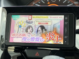 テレビ番組を画面で楽しめる装備を備えています。停車中のひと休みや待ち時間に映像を視聴でき、車内で過ごす時間の楽しみが広がります。画面の表示も大きく、内容を確認しやすい仕様です。
