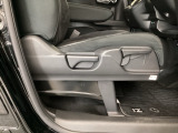 【前席】運転席にはシート高を調整できるハイトアジャスターが装備され、幅広いシートポジションの設定が可能になっております♪