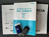 メンテナンスノート、取扱説明書ですね。 車の情報が凝縮されています。 車の整備記録が記載されている大事な物ですよ。