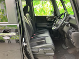 運転席と助手席は、落ち着いた色合いでまとまり、ゆったりと座れる空間です。ドアを開けた際の乗り降りもしやすく、視界の広さとすっきりした足元が毎日の移動を心地よく支えます。