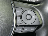 ステアリングスイッチ付き。前方から目を離すことなく操作することが可能です。