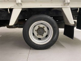 リヤタイヤサイズは 145/80 R13 です。