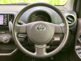 握りやすい形状で、運転席からメーターや前方の様子を確認しながら扱える位置にあります。中央のホーン部分も分かりやすく、毎日の運転で自然に手を添えられる配置です。