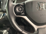 ステアリングにオーディオ操作スイッチが付いています。オーディオ画面に直接タッチしなくても操作が出来ますので、運転に集中できます。
