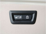 トランクゲートは電動で御座います。ボタン一つで開閉可能となっております。もちろんフットセンサー付きで足でも開閉可能です