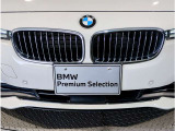 【BMWの伝統】BMWの特徴的な&ldquo;キドニーグリル&rdquo;は、80年以上続く伝統の形でございます。変わらないこだわりのデザインが、プレミアムブランド&ldquo;BMW&rdquo;を創り出します。
