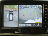 上空から見下ろしているかのように駐車できるアラウンドビューモニター。車庫入れや縦列駐車に役立ちます。
