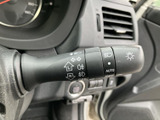 レバーには各種表示が記されており、必要な操作を確認しやすい仕様です。運転席から手の届く位置にまとまり、日常の運転で使う際にも扱いやすく便利です。
