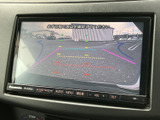 後方の様子を画面で確認でき、駐車時の周囲確認をサポートします。ガイド表示も備わっており、車庫入れや狭い場所での切り返しの際に役立つ便利な装備です。