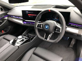 BMW 伝統のコックピットはドライバー志向で設計され、人間工学を駆使し、細部に到るまで設計されたコックピットを実現しました。