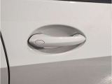 【デザインとの融合】BMWデザイナーが創り出したボディデザインを損なう事のない様に配置とデザインに拘っています。ドアノブについてもBMWの拘りに妥協はありません。