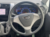 インテリアに合わせたデザインのステアリングは、運転される方のことも考え、運転しやすい形状、大きさです。是非一度、実際に触ってお確かめください。
