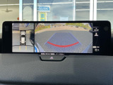 車両周辺の映像を画面で確認でき、駐車時の周囲確認をサポートします。後方の映像に加えて俯瞰表示も備わり、駐車スペースへの出し入れを落ち着いて行いたい場面に便利です。