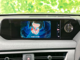 画面には映像コンテンツが表示され、停車中に映像を楽しみたい場面で活用できます。横長のモニターは画面内の内容を見渡しやすく、表示切替のアイコンも並んでいて操作の目安になります。