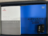 スマートキーは鍵をバッグに入れたままでもドアロックの開閉やエンジンのON・OFFができます。夜間や雨の日も鍵を探さなくて良いので便利です。