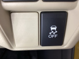 VSA装備車です。VSAはドライバーの操作と車の動きを見守っています。もし車の挙動が乱れたとき、4輪別々にブレーキをかけたり、エンジンパワーをしぼることによって車を安定させます。