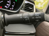 レバー上に各種表示がまとめられており、運転席から必要な設定を確認しやすい設計です。手元で扱えるため、前方への視線を保ちながら操作しやすく、日常の運転をサポートします。