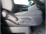 【シートアジャスター】上下調整できるシートアジャスター!運転手にあったドライバーズポジションができますね。