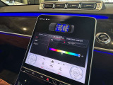 ステアリングボタンは、使いやすいデザインでございます。ステアリング付近のレバーや、ステアリングボタンで追従機能の操作も可能でございます。