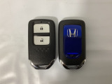 スマートキーを装備しています。鍵を差し込むことなくドアロックの開け閉めと、スタートボタン操作でのエンジンスタートができます。スペアキーも同じものを用意しております。